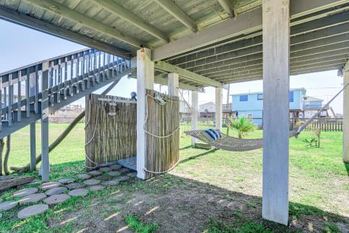 Vibrant Beach Escape with Yard 1 Mi to Fish and Swim! - image 8