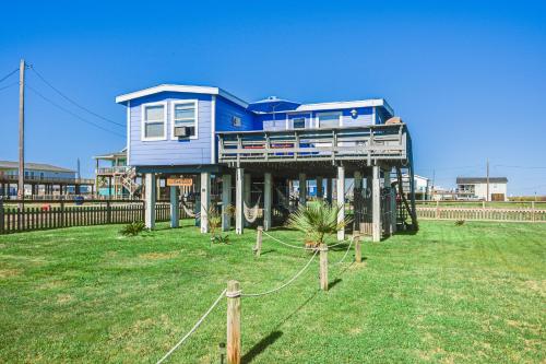Vibrant Beach Escape with Yard 1 Mi to Fish and Swim! - image 10