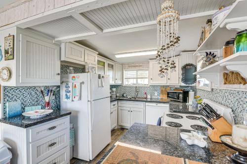Vibrant Beach Escape with Yard 1 Mi to Fish and Swim! - image 14