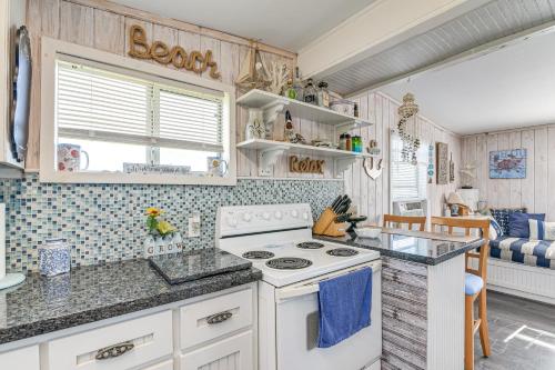 Vibrant Beach Escape with Yard 1 Mi to Fish and Swim! - image 10