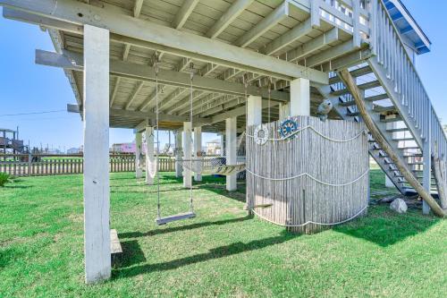 Vibrant Beach Escape with Yard 1 Mi to Fish and Swim! - image 12