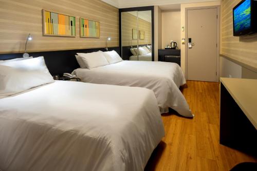 1 queen bed, 1 twin bed