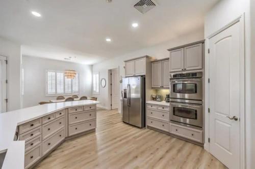 Luxury 5BR Villa Pool Hot Tub RV Friendly, Las Vegas (foto 4)