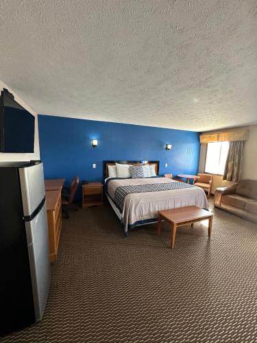 1 king bed, 2 queen beds