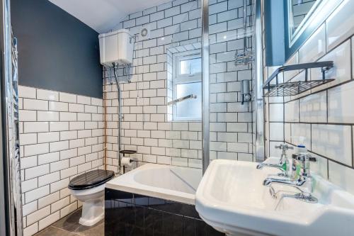 TRADITIONAL 3 BEDROOM QUIET DUPLEX FLAT BY HIGH ST, TRAMS and BUSES - JUST 1-5 MILES TO CENTRE, Edynburg (zdjęcie 3)