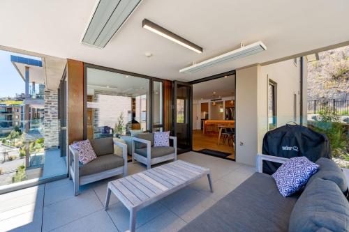 Lakeside Luxury 2 Bedroom Apartment - image 4