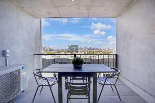 Ovation - Central Footscray Apt w parking & pool