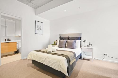 Ovation - Central Footscray Apt w parking & pool