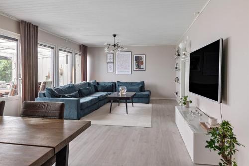 Nyrenoverat familjehus för 8 pers nära strand & centrum, AC & uteplats – khách sạn tại Vallas
