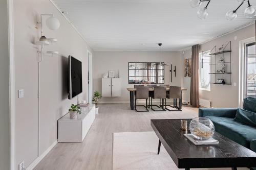 Shared lounge/TV area, Nyrenoverat familjehus for 8 pers nara strand & centrum, AC & uteplats in Vallas