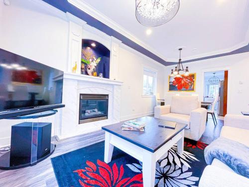 Free Breakfast 3BR Oasis Minutes From Downtown Metrotown in Burnaby, Canada