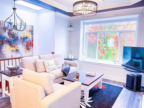 Free Breakfast 3BR Oasis Minutes From Downtown Metrotown in Burnaby, Canada