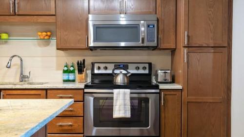 CozySuites Stylish 2BR Apartment Elm Street - image 12