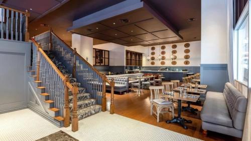 CozySuites Stylish 2BR Apartment Elm Street - image 7