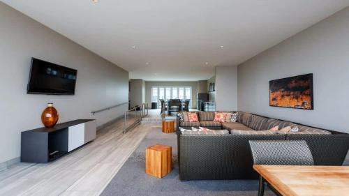 CozySuites TWO Stylish Modern 2BR Apartment at Elm Street - image 33