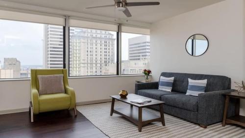 CozySuites Modern 2BR 2BA with SKY POOL - image 12