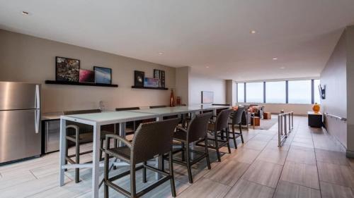 CozySuites Modern 2BR 2BA with SKY POOL - image 12