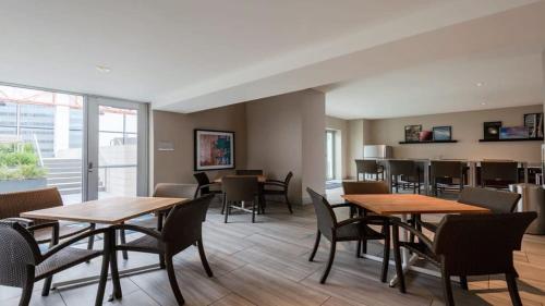 CozySuites Modern 2BR 2BA with SKY POOL - image 10