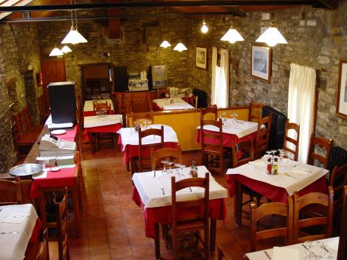 餐廳, Albergue Ainsa - Morillo de Tou in 托烏莫里約