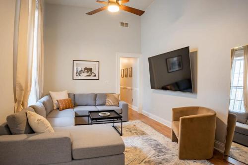 Remodeled Modern Home - private backyard & games! in Louisville, USA