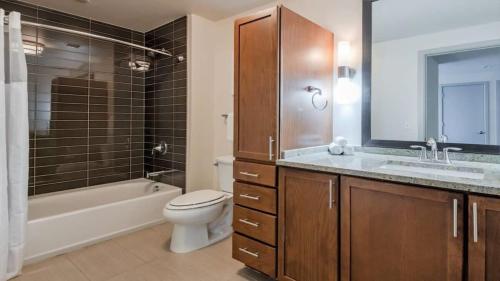 CozySuites Lovely Sky Pool in Dallas 2BR 2BA - image 12