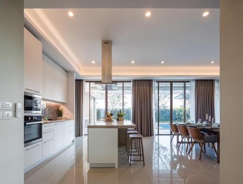 Kitchen, Relaxing Luxury 3-Bed Private Villa in Tub Tai