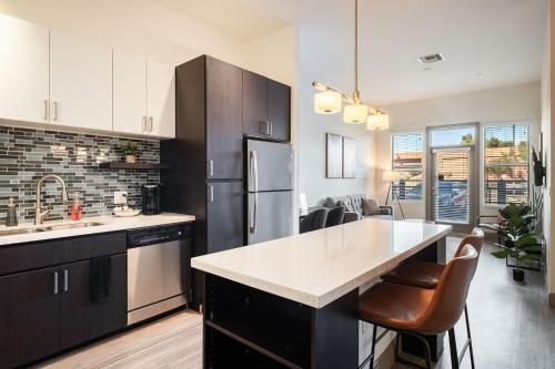 Modern CozySuites on the Town Lake waterfront 12 - Tap to explore photos