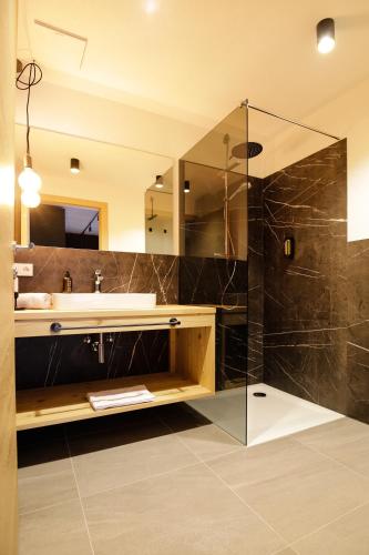 淋浴間, WOLF Apartments - Panorama Mountain Retreat in Tirol in 布倫納山口格里斯