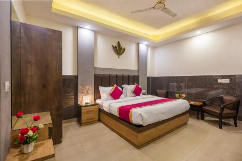 Deluxe Double Room image 9