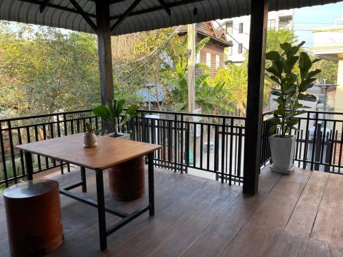 King Suite with Balcony image 9