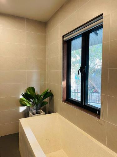 King Suite with Balcony image 3