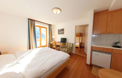 2 twin beds, 2 bunk beds