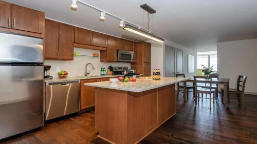 Modern 2BR 2BA with SKY POOL CozySuites - image 10