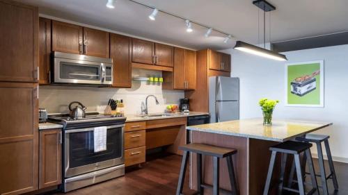 CozySuites TWO Classy 1BR Apartment Elm Street - image 14