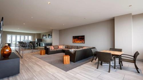 CozySuites TWO Classy 1BR Apartment Elm Street - image 10