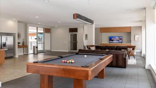 CozySuites Beautiful 1BR with SKY POOL - image 7