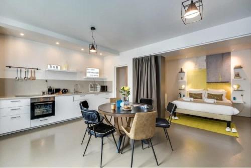 Modern and eclectic 3BD duplex in Le Marais!, Paris
