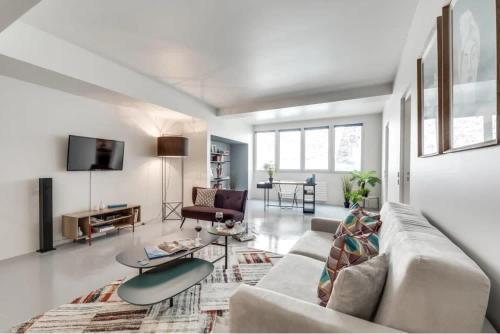 Modern and bright 2BD for 11 guests in Le Marais!, Paryż