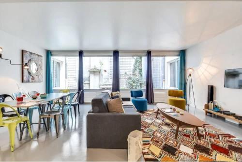 Modern and huge 3BD for 11 guests in Le Marais!