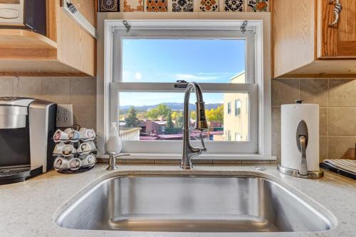 Crescent Penthouse - Downtown Hot Tub Golf Foos in Colorado Springs, USA
