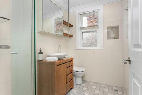 Spacious 2-Bed Apartment in the heart of Manly - image 4
