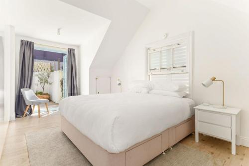 Stunning Beachside Home with Views Over Bondi - image 10