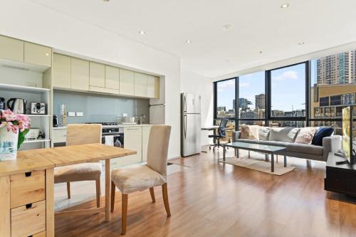 Modern 1-Bed in CBD with Views near Chinatown