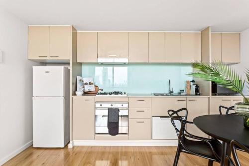 Executive 1-Bed Apartment with City Views - image 4