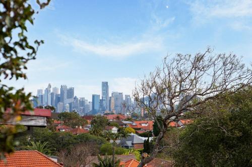 Huge Harbour View Apartment In Historic Home - main image