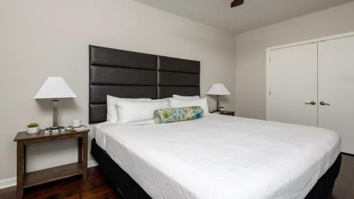 CozySuites Modern Downtown Apartment King Bed - image 31