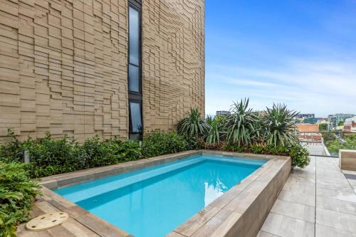 Modern 2-Bed Inner City Pad With Swimming Pool