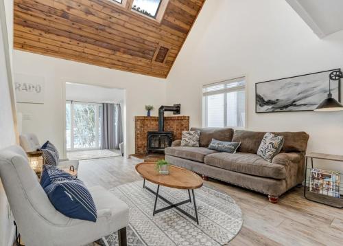 Lorraine Loft - Pet-Friendly Game Room Hot Tub Pit in Woodland Park, USA