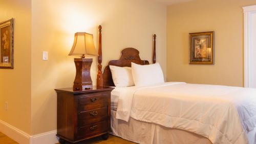 Grant Hall Hotel Room Type - Queen Studio