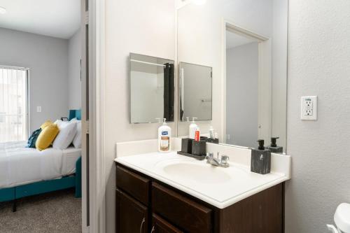 Stylish 2BR Farmers Branch